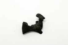 Kakas alakú fibula.